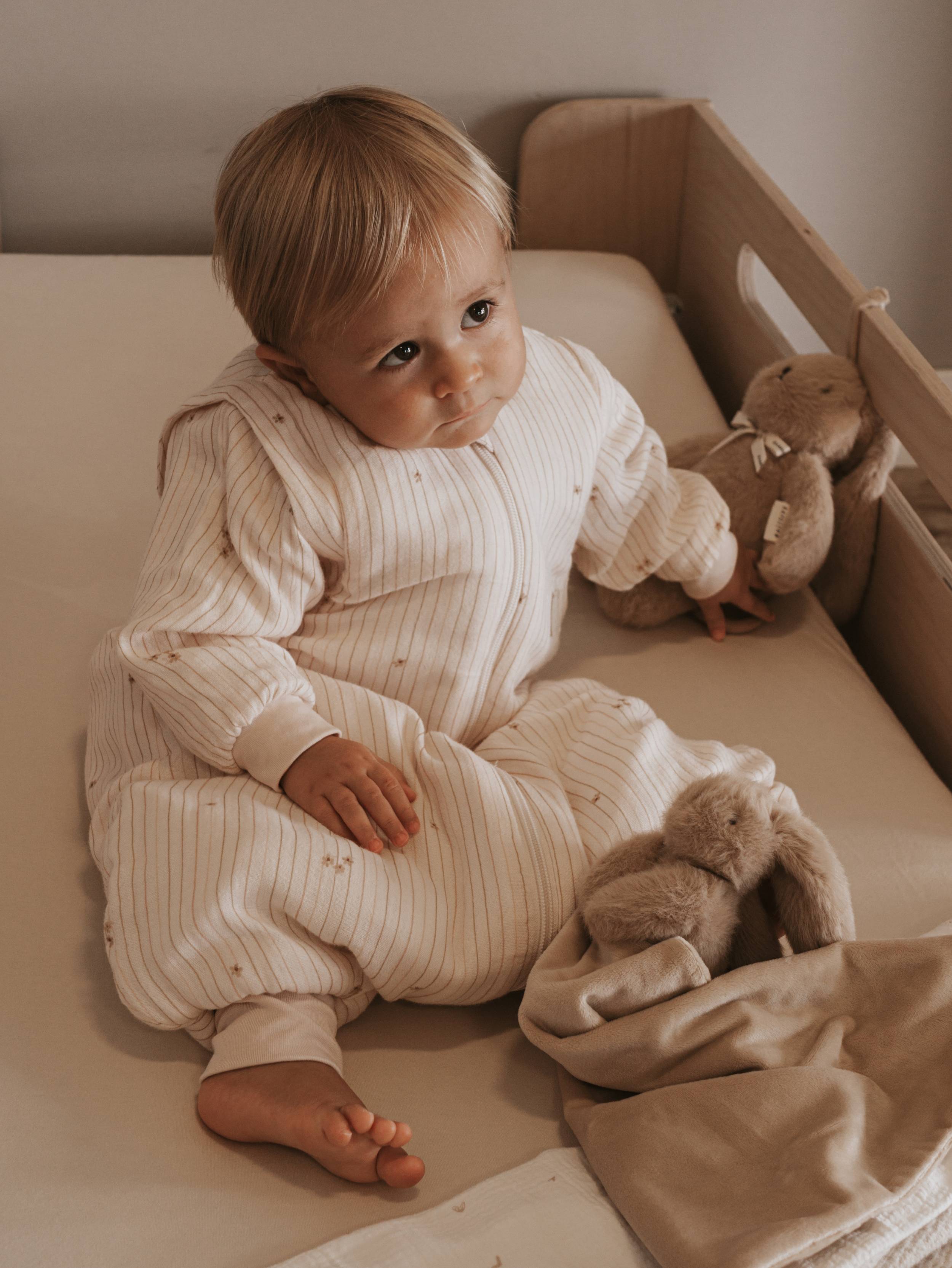 Schlafsack für Neugeborene Mini 6-18 Monate – TOG 2,7 mit Ärmeln und Füßen – FLOWERS STRIPE 533